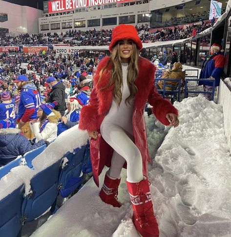 Nfl Gameday Outfit, Gameday Outfit Winter, Football Sunday Outfit, Ski Trip Outfit, Basketball Game Outfit, Football Girlfriend, College Gameday Outfits, Josh Allen, Tailgate Outfit