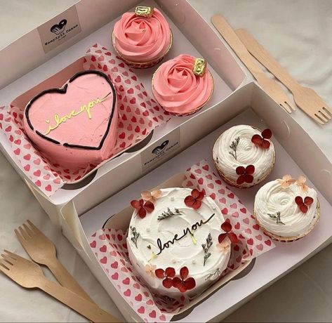 Valentine Cake Box Ideas, Lunch Box Cake Valentines Day, Valentines Bakery Box Ideas, Valentines Cake Ideas Creative, Valentines Dessert Box Ideas, Valentine’s Day Dessert Box Ideas, Valentine’s Day Baked Goods, Valentines Day Dessert Box Ideas, Valentines Day Baked Goods