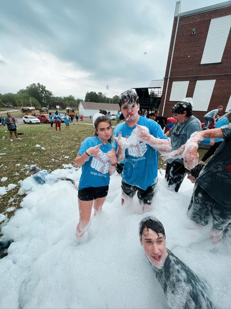 kids in foam bubbles with blue shirts on Senior Class Activities Ideas, Fun Student Council Activities, Fun School Events High School, Field Day Elementary School, School Field Day Outfit, School Color Run Ideas, Field Day Aesthetic, School Activities Aesthetic, High School Field Day Activities