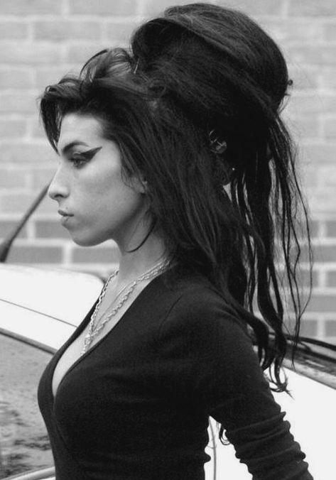 Amy Winehouse Black, Amy W, Amy Winehouse Style, Amazing Amy, Amy Winehouse, Female Singers, Back To Black, Celebrity Weddings, Persona