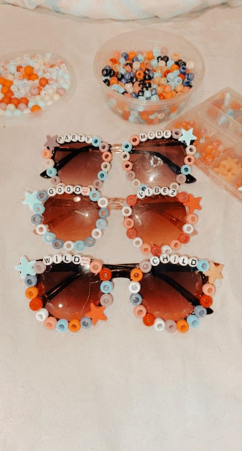 Beaded Glasses Ideas, Bead Glasses Diy, Preppy Eras Tour, Summer Sunglasses Craft, Glasses With Beads, Preppy Glasses, Preppy Sunglasses, Sleepover Crafts, Birthday Sunglasses