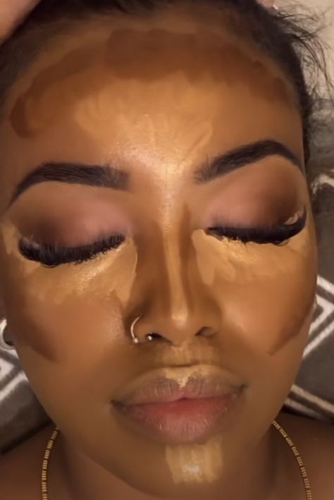 Contour For Black Women, Contour Black Women, Contouring For Beginners Black Women, Contour For Dark Skin Tutorials, How To Contour Black Women, Bronzer Makeup Black Women, Make Up For Dark Skin Women, Gold Makeup Dark Skin, Black And Gold Eye Makeup Dark Skin