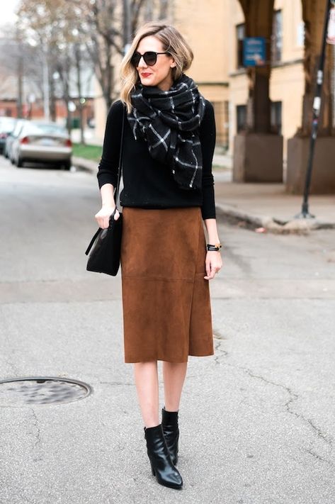 A Blogger-Approved Way To Style A Suede Skirt | Le Fashion | Bloglovin’ Brown Suede Midi Skirt Outfit, Suede Dress Winter, Suede Skirt Outfit Winter, Brown Suede Skirt Outfit, Brown Skirt Outfit Ideas, Suede Dress Outfit, Ankle Boots Skirt, 1st Photoshoot, Brown Skirt Outfit