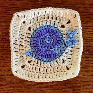 Crochet Snail Granny Square, Bug Granny Square Crochet, Snail Granny Square, Granny Square Pattern Free, Crochet Snail, Crochet Critters, Crochet Square Blanket, Fun Patterns, Sport Weight Yarn