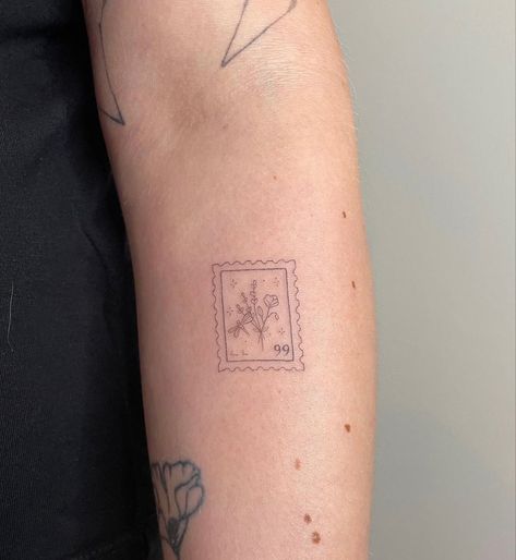 One Line Tattoo Meaningful, Feminine Tattoos Dainty, Dainty Mirror Tattoo, Minimistic Tattoo, Cute Italy Tattoos, Lavender Postage Stamp Tattoo, Fineline Stamp Tattoo, Lemon Postage Stamp Tattoo, Dainty Line Work Tattoo