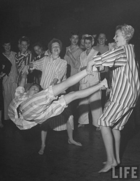 vintage slumber party, 1944 Vintage Slumber Party, 1950s Pajamas, 50s Teenagers, 60s Disco, 1940s Aesthetic, Funny Vintage Photos, 1940s Photos, Weird Photography, Vintage Pajamas