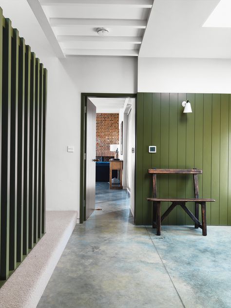 #color #huntergreen #wood #panel #farmhouse #interior #minimal #bench #antique #Suffolk #England #LucyMarston Salons Cottage, Dark Wooden Floor, Tongue And Groove Walls, Tongue And Groove Panelling, Farmhouse Interior Design, Timber Panelling, Oak Panels, Green Walls, Old Farm Houses