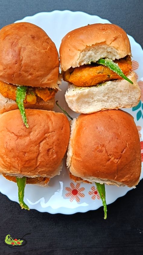 Four freshly prepared Vada Pavs served in a white plate with fried green chilly. Pav Recipe Video, Indian Burger, Vada Pav Recipe, Pav Recipe, Mumbai Street, Mumbai Street Food, Quick Bites, Fried Green, Cooking Homemade