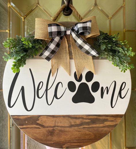 Round Wooden Signs Diy, Cricut Wood Sign Ideas, Pet Welcome Sign, Dog Front Door Signs, Dog Wood Round Signs, Dog Door Signs House, Dog Themed Crafts, Welcome Dog Sign Front Door, Dog Welcome Sign Front Doors