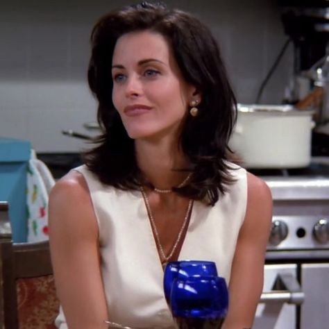 Monica Season 1, Friends Profile, Friends Pfp, Quote Friends, Monica Friends, Friends Monica, Picture Friends, 90s Haircuts, Jennifer Aniston Hair