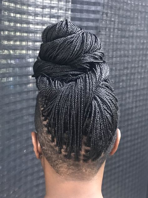 Knotless Braids With Tapered Sides, Box Braids With Loose Ends, Knotless Braids With Shaved Sides, Braids With Loose Ends, Undercut Braids, Best Braiding Hair, Hair For Box Braids, Box Braids Shaved Sides, Mohawk Braids