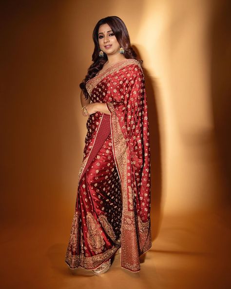 Saree For Puja, Red Saree Look, Wedding Manifestation, Radha Beauty, Shreya Ghoshal, Love My Life, Ritu Kumar, Fancy Sarees Party Wear, Wedding Backdrop Decorations