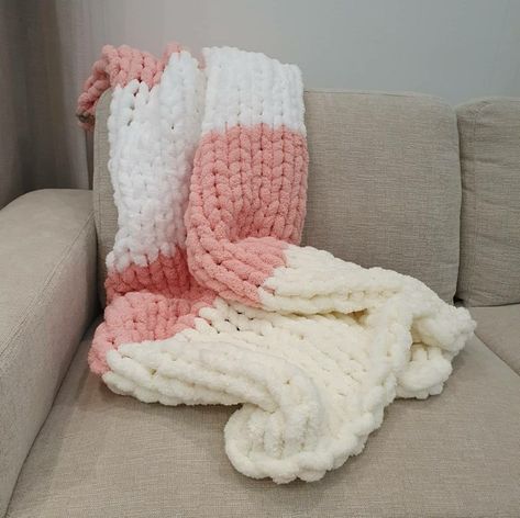 Chunky Blanket Diy, Crochet Throws, Kawaii Logo, Chunky Yarn Blanket, Loopy Yarn, Arm Knitting Yarn, Yarn Blanket, Making Scarves, Knit Blankets