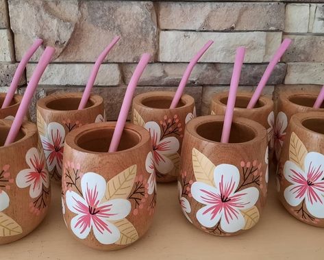 Ideas Para Pintar Mates, Mexican Plates, Mate Idea, Mini Plant Pots, Plant Pot Design, Diy Pottery Painting, Diy Crafts For Teens, Terra Cotta Pot Crafts, Painted Pots Diy