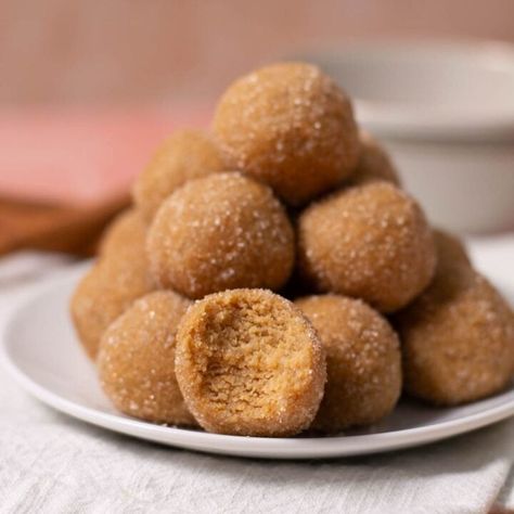 snickerdoodle protein bites - Joy to the Food Snickerdoodle Energy Balls, Snickerdoodle Protein Muffins, Savory Protein Powder Recipes, Snickerdoodle Balls, Snickerdoodle Protein Balls, Protein Bites Recipe, Healthy Protein Desserts, Protein Sweets, Quick Recipe Videos