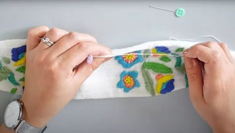 This is a guide to turning a plain headband into an embroidered fabric headband. Learn how to cover a headband with this simple step-by-step sewing tutorial. Diy Headband Tutorial, Headband Embroidery Pattern, Hand Embroidery Headband, Hand Embroidered Headband, Embroidery Headband Diy, Embroidered Headband Diy, Fabric Headbands Diy, Knotted Headband Tutorial, Hobbit Life