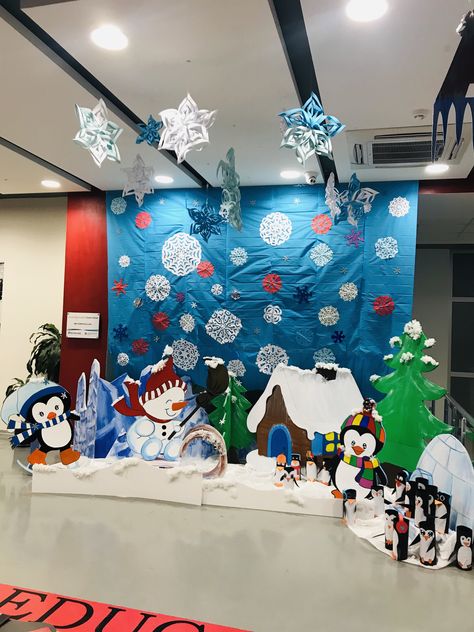 Winter Carnival Decorations, Winter Classroom Decorations, School Library Decor, Carnival Decorations, Christmas Bulletin, Preschool Classroom Decor, Winter Classroom, Christmas Carnival, Paper Flower Decor