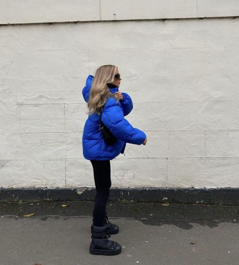 Blue Puffer Coat Outfit, Blue Puffer Outfit, Navy Blue Puffer Jacket Outfit, Blue Puffer Jacket Outfit, Puffer Jacket Outfit Women, Blue Winter Jacket, Vivi Fashion, Puffer Coat Outfit, Puffer Outfit