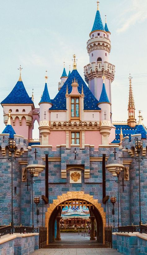 Sleeping Beauty Disneyland, Disneyland Phone Wallpaper, Disneyland Castle Aesthetic, Disneyland California Castle, Disneyland Background, Disneyland Paris Winter, Disneyland California Aesthetic, Disneyland Paris Photography, Disneyland Park California