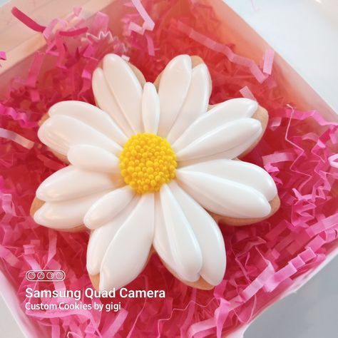 White Flower Cookies, Cookies Daisy, Cookie Favors Packaging, Daisy Cookies, Daisy Ideas, Floral Cookies, Cookie Techniques, Daisy Theme, Flower Sugar Cookies