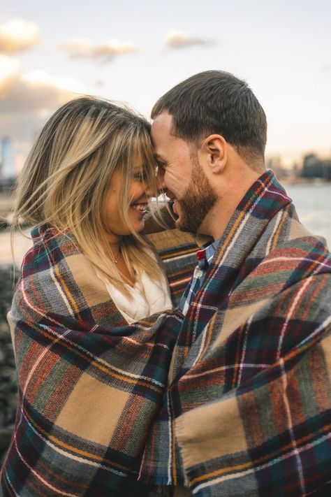 Cute Fall Engagement Photos, Fall Outdoor Couple Photoshoot, Couple Photoshoot Anniversary, Fall Engagement Photography, Outdoor Fall Couple Photos, Fall Engagement Picture Ideas, Fall Photo Couple, Photoshoot With Blanket, Fall Photography Couples