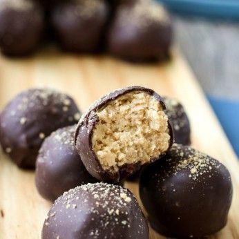 Graham Balls, Buckeye Recipe, Peanut Butter Balls Easy, Chocolate Chip Cookie Dough Truffles, Graham Cracker Recipes, Christmas Yummies, Peanut Butter Balls Recipe, Biscuits Graham, Cookie Dough Truffles