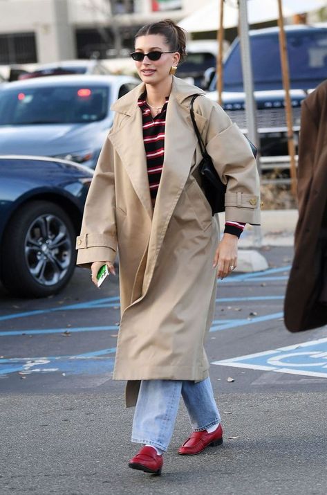 Hailey Bieber Kandal Jenner, Erewhon Market, Casual 90s, Hailey Bieber Outfits, Red Loafers, Hailey Bieber Style, Fashion Trend Forecast, Cropped Polo, Model Looks