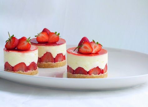 Fraisier Recipe, Fraisier Cake, Great British Chefs, Small Cakes, Small Desserts, Fancy Desserts, Mini Desserts, Trifle, Pavlova