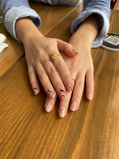 Black And White Swirl Nails, Mismatched Nail Art, White Swirl Nails, Hands Black And White, Mismatched Nails, Black And White Swirl, Swirl Nails, Nail Inspo, Swirl