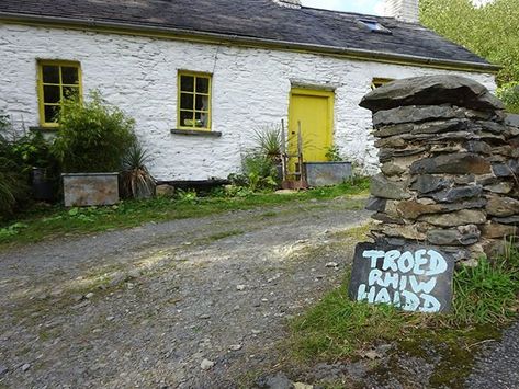 Welsh Cottage Interior North Wales, Welsh Cottage Interior, Cumbrian Cottage, Wales Cottage, Scottish Cottage Interior, Welsh Cottage, Wattle And Daub, Country Cottages, Bread Oven