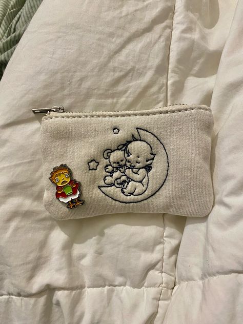 Brandy melville coin purse ☆彡 Brandy Coin Purse, Aesthetic Coin Purse, Brandy Melville Coin Purse, Coin Purse Aesthetic, School Purse, Purse Aesthetic, Documenting Life, Cute Coin Purse, Cute Wallets