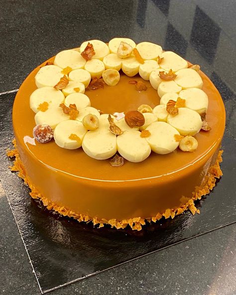 Hazelnut caramel cake with hazelnut crispy, caramel, hazelnut daquoise, caramel mousse, vanilla creamy Caramel Cake Design, Caramel Hazelnut, Caramel Mousse, Praline Cake, Vanilla Mousse, Cafe Cake, Salted Caramel Cake, Chocolate Cake Designs, Hazelnut Cake