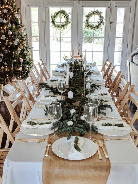 Long Christmas Dinner Table, Large Christmas Dinner Table, Set Up Table For Christmas, Aesthetic Christmas Table Setting, Long Table Christmas Decor, Holiday Brunch Table Setting, Large Christmas Table Settings, Christmas Table Layout, Christmas Table Decorations Round Table