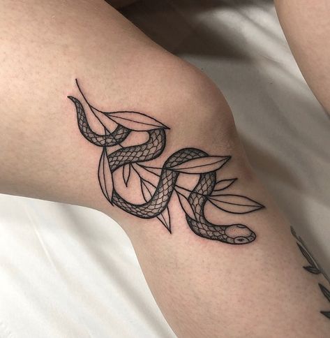 Over The Knee Tattoo, Knee Tattoo Ideas, The Knee Tattoo, Knee Tattoos, Finger Tattoo For Women, Snake Tattoo Design, Latest Tattoos, Leg Tattoos Women, Knee Tattoo