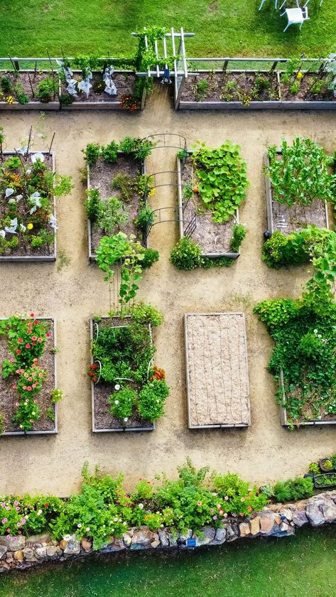 Walled Kitchen Garden, Cottagecore Vegetable Garden, Potage Garden, Home Veggie Garden, Outdoor Kitchen Garden, Backyard Garden Landscaping, Garden Landscaping Ideas, Raised Bed Garden Design, Willemstad