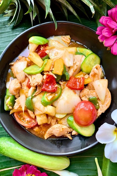 Sweet and sour chicken with vegetables in a black bowl. Sweet And Sour Chicken, Sweet Sour Chicken, Vietnam Food, Sweet N Sour Chicken, Thai Dishes, Healthy Food Motivation, Chicken Stir Fry, Healthy Vegetables, Sweet And Sour