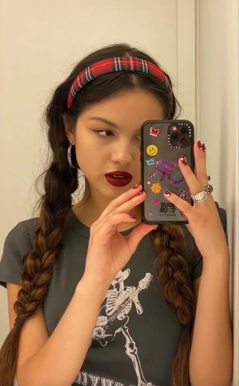 Olivia Rodrigo And Taylor Swift Together, Taylor And Olivia Rodrigo, Olivia Rodrigo Braids, Olivia Rodrigo Makeup Tutorial, Olivia Rodrigo Hair, Olivia Rodrigo Icon, Olivia + Core + Aesthetic, Two Braids, Mexican Girl