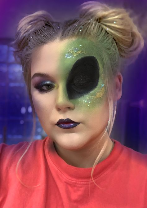 Alien Makeup for Halloween Alien Female Costume, Adult Alien Costume Women, Alien Face Makeup, Alien Eyes Makeup, Womens Alien Makeup, Alien Princess Costume, Easy Diy Alien Costume, Alien Makeup Looks Easy, Diy Alien Makeup