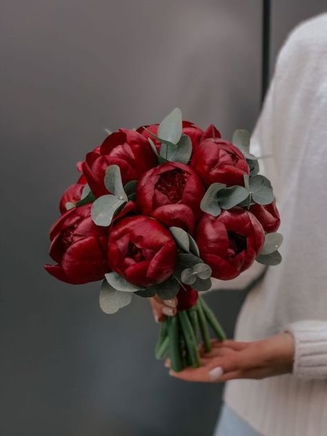 Wedding Spring Flowers Burgundy 2024: A Symphony in Blooms Wedding Flower Ideas, Bridal Bouquet Peonies, Peony Bouquet Wedding, Red Bouquet Wedding, Blush Wedding Flowers, Red Bouquet, Rustic Wedding Flowers, Peony Wedding, Fall Wedding Flowers