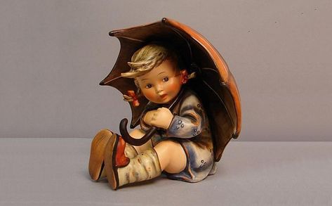 Everything You Need to Know About Hummel Figurines Hummel Figurines Vintage, New Hummer, Antique Dishes Collectible, Goebel Figurines, Hummel Figurines Antiques, Romantic Bedrooms, Outlander Funny, Hungarian Girls, Vintage Hummel