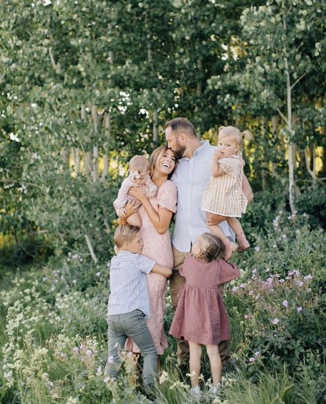 Spring Family Pictures, Family Photography Outfits, Family Portrait Outfits, Family Photo Colors, Big Family Photos, Fam Pics, Family Clothes, Family Photoshoot Poses, Summer Family Photos