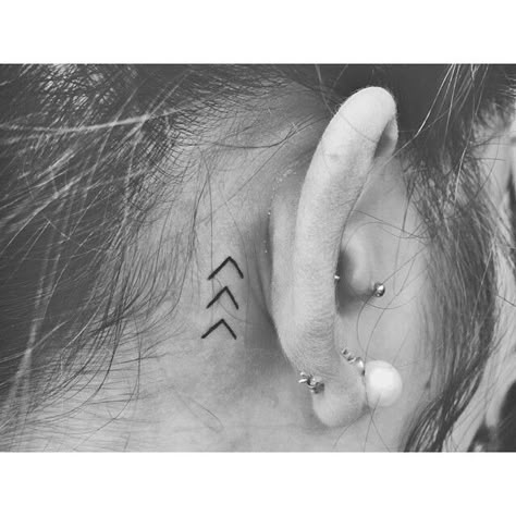 20 Tiny, Beautiful Micro Tattoos That Prove Subtle Things Can Be The Most Powerful — PHOTOS Back Ear Tattoo, Element Tattoo, Behind Ear Tattoos, Permanente Make-up, Small Tattoos With Meaning, Arrow Tattoos, Small Tattoos For Guys, Piercings And Tattoos, Sister Tattoos