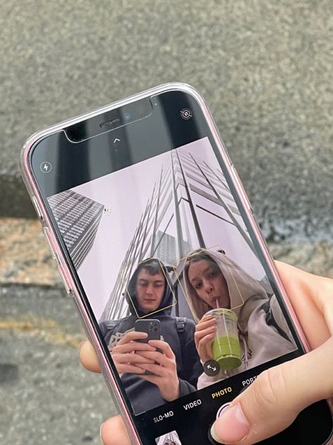 New York City selfie with my travel buddy boyfriendo in busy Manhattan City Pics Instagram, New York City Pics, New York Pictures Aesthetic, Nyc Photo Ideas Couples, New York With Boyfriend, Travel Couple Photos, Pictures To Take In New York, Trip Pictures Ideas, Instagram Picture Ideas City