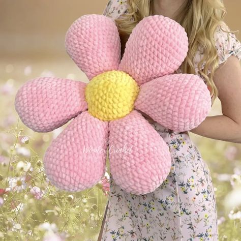 Crochet Big Snake Pattern Free, Crochet Large Plush, Chunky Yarn Flower Crochet, Free Crochet Squish Patterns, Flower Crochet Pillow, Wonder Crochet, Flower Pillow Pattern, Crochet Pillow Patterns Free, Cushion Ideas