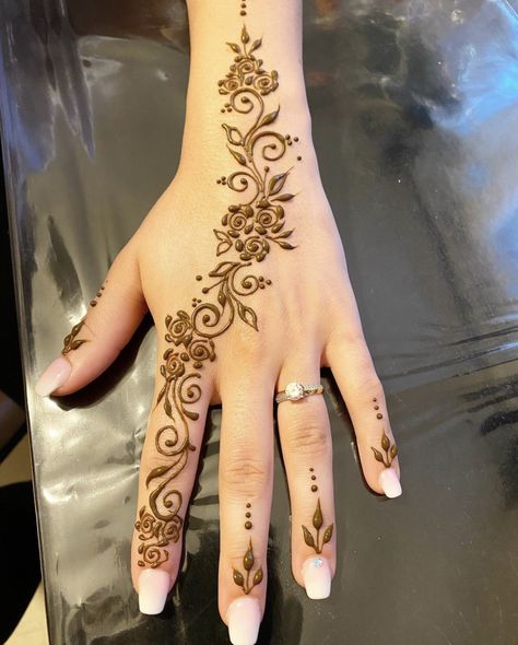 Finger Henna Simple, Elegant Henna Designs Simple, Henna Main Simple, Mehndi Simple Design, Henna Palm Designs, Henna Feet Designs, Finger Henna Designs Simple, Simple Henna Art, Mehndi For Beginners