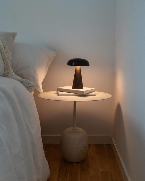 Modern Bedroom Table Lamps, Modern Bedroom Table, Minimal Bedside Table, Bed Side Table Decor, Minimal Side Table, Bedroom Table Lamps, Cozy Bedroom Aesthetic, Organic Modern Bedroom, Aesthetic Table