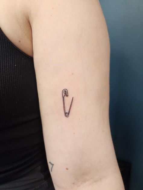 Safety Pin Tattoo Small Safety Pin Tattoo, Open Safety Pin Tattoo, Small Arm Tattoos Aesthetic, Clothes Pin Tattoo, Right And Left Tattoo, Safety Pin Tattoo Ideas, Safety Pin Meaning, Safety Pin Tattoo Meaning, Small Minimalist Tattoos For Women