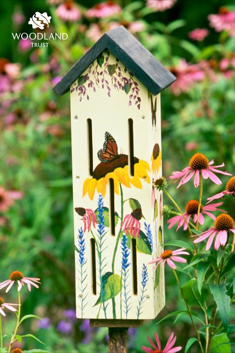 Our native butterflies are under serious threat. That's why it's more important than ever to support them in our gardens and green spaces.  You can do your bit for local butterflies by making our simple butterfly home. This one is an enclosed wooden structure with narrow slits in the front which mimic the splits in the bark of a tree. Butterfly Houses Diy How To Make, Butterfly Shelter, Butterfly House Design, Butterfly House Plans Design, Diy Butterfly House, Butterfly Hotel, Butterfly House Diy, Butterfly Garden Ideas, Butterfly House Painting Ideas