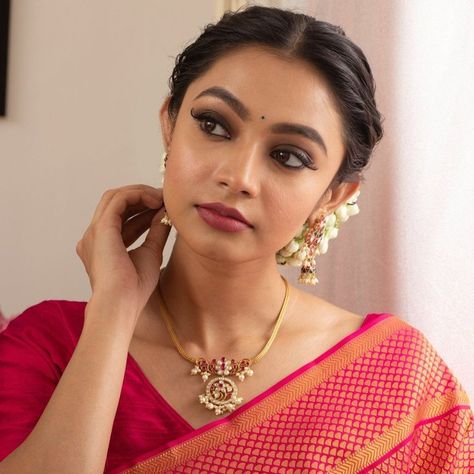 Indian Makeup Looks, Hair Style On Saree, Engagement Makeup, Neck Pieces Jewelry, Best Bridal Makeup, Simple Makeup Looks, Gold Necklace Simple, Silver Choker Necklace, Indian Makeup