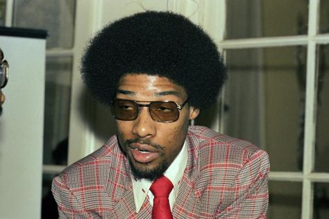 Amazing Vintage Photos of Superstar Athletes------Julius "Dr. J" Erving---------------Athletes simply don’t get much cooler than Julius Erving. Here, the former Nets MVP is pictured at the Gillette Cavalcade of Champions Awards in New York.  On anyone else, that afro, tinted glasses and wicked '70s leisure suit might look dated. On Dr. J, it looks nothing short of magical. Wilt Chamberlain, Julius Erving, Dr J, Style Evolution, Nba Players, Vintage Photos, Gq, Evolution, Nba